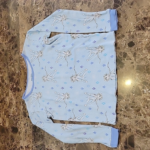 2 Pairs of Long Sleeve Elsa Pajamas - Picture 9 of 15